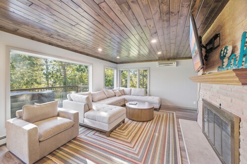 Fully remodeled large 4BR year-round Bay Lake home with stunning lake views