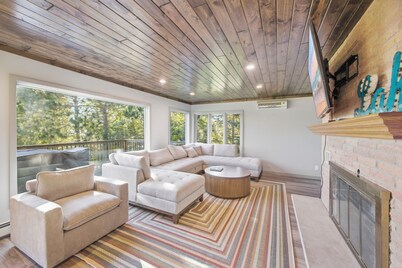 Fully remodeled large 4BR year-round Bay Lake home with stunning lake views