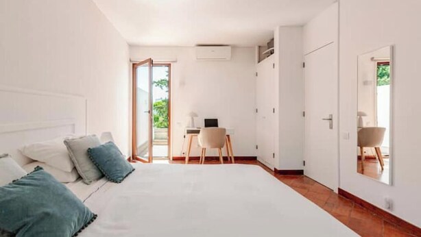 A bedroom with a bed, a desk, and a wardrobe. - Balaia Apartment: BEACH and GOLF (Albufeira)