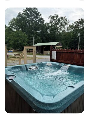 Outdoor spa tub - Gorgeous 3-bedroom cabin with ac/heat in Seneca Rocks hot tub, Wi-Fi pet allowed (Seneca Rocks)