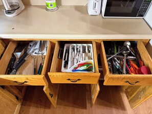 Un plan de travail de cuisine avec un four à micro-ondes, un grille-pain et une conserve.