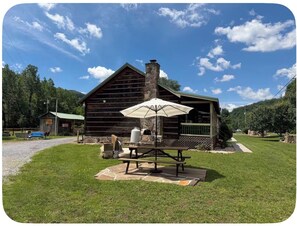 Outdoor dining - Gorgeous 3-bedroom cabin with ac/heat in Seneca Rocks hot tub, Wi-Fi pet allowed (Seneca Rocks)