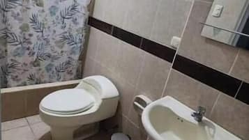 تجهيزات دش، مناشف، صابون، ورق حمّام