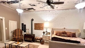 A room with a bed, a chair, a table, and a lamp. - Vulture's Roost (Makanda)
