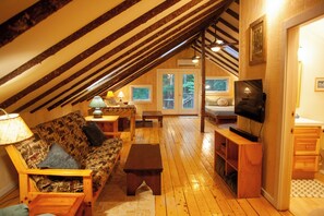 Living area - Quietside Tree House - Peaceful 1-bedroom studio with AC in Acadia Mount Desert (Mount Desert)