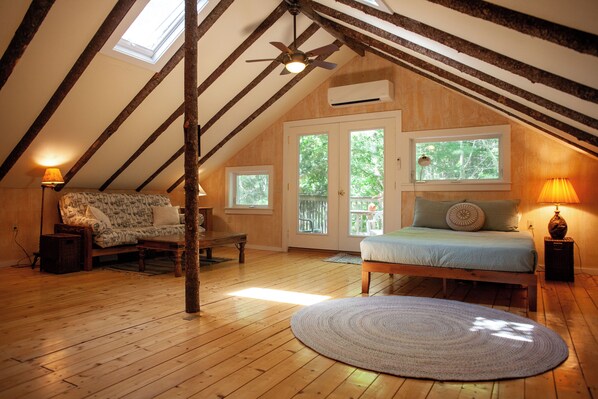 Room - Quietside Tree House - Peaceful 1-bedroom studio with AC in Acadia Mount Desert (Mount Desert)