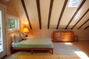 Room - Quietside Tree House - Peaceful 1-bedroom studio with AC in Acadia Mount Desert (Mount Desert)