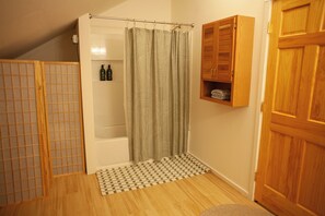 Bathroom - Quietside Tree House - Peaceful 1-bedroom studio with AC in Acadia Mount Desert (Mount Desert)