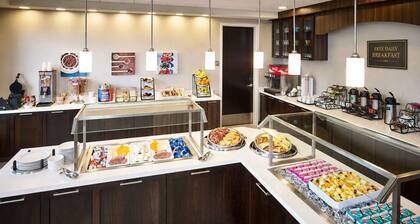 Queen Studio w/ Kitchen & Free Breakfast