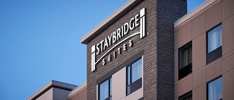 A building with a sign that reads 'Staybridge Suites.'