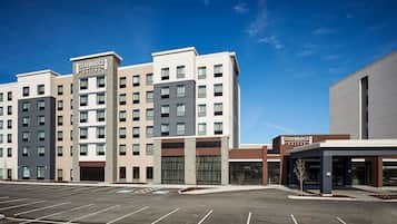 Un hotel moderno a più piani, con la denominazione Staybridge Suites.