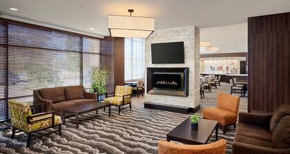 Suite w/ Soaking Tub, Kitchen & Free Breakfast
