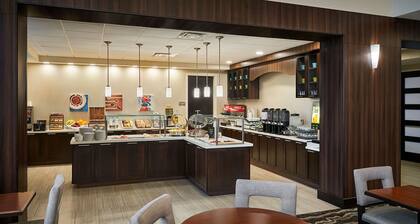 Suite w/ Soaking Tub, Kitchen & Free Breakfast