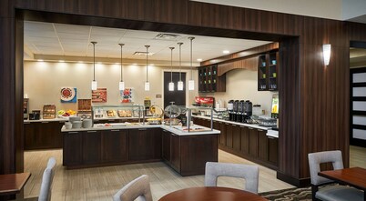 Suite w/ Soaking Tub, Kitchen & Free Breakfast