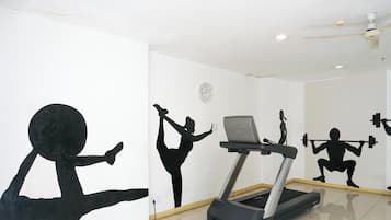 Un gimnasio con una cinta de correr, un reloj de pared y siluetas de personas haciendo ejercicio.