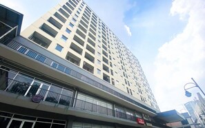 Un edificio de varios pisos con balcones y ventanas amplias.