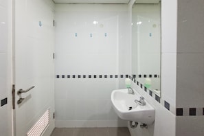Studio Standar | Kamar mandi