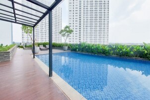 Una piscina al aire libre