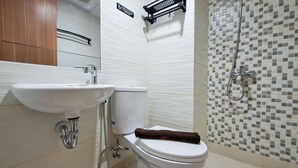 Ein Badezimmer mit Waschbecken, Toilette und Dusche.