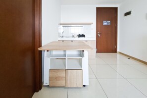 Cozinha moderna com pia embutida, bancada e armário de madeira.