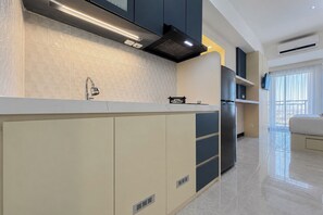 Eine moderne Küche mit Einbauherd, Mikrowelle und Edelstahl-Kühlschrank.