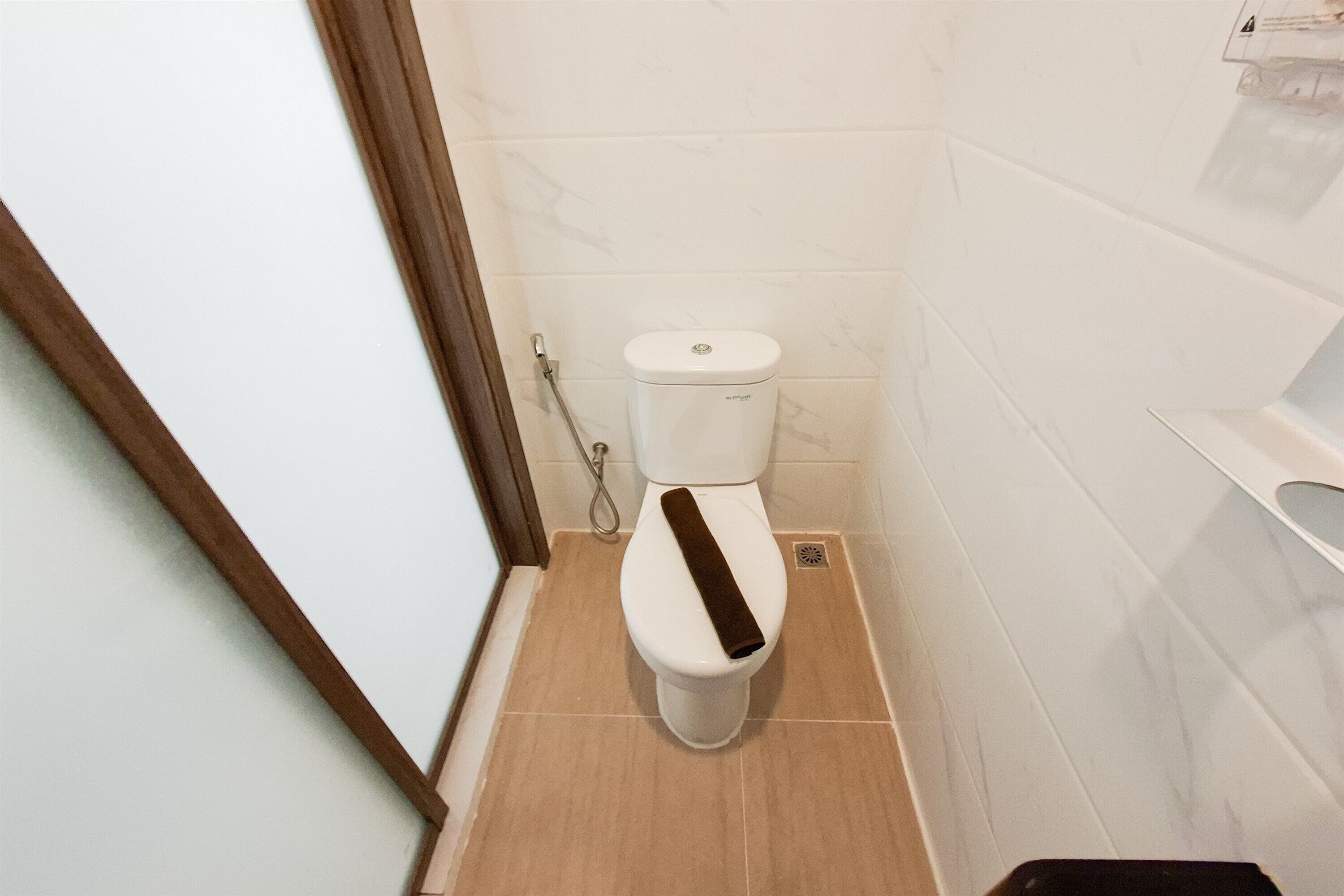 Une petite salle de bain avec des toilettes, une douche et un lavabo.