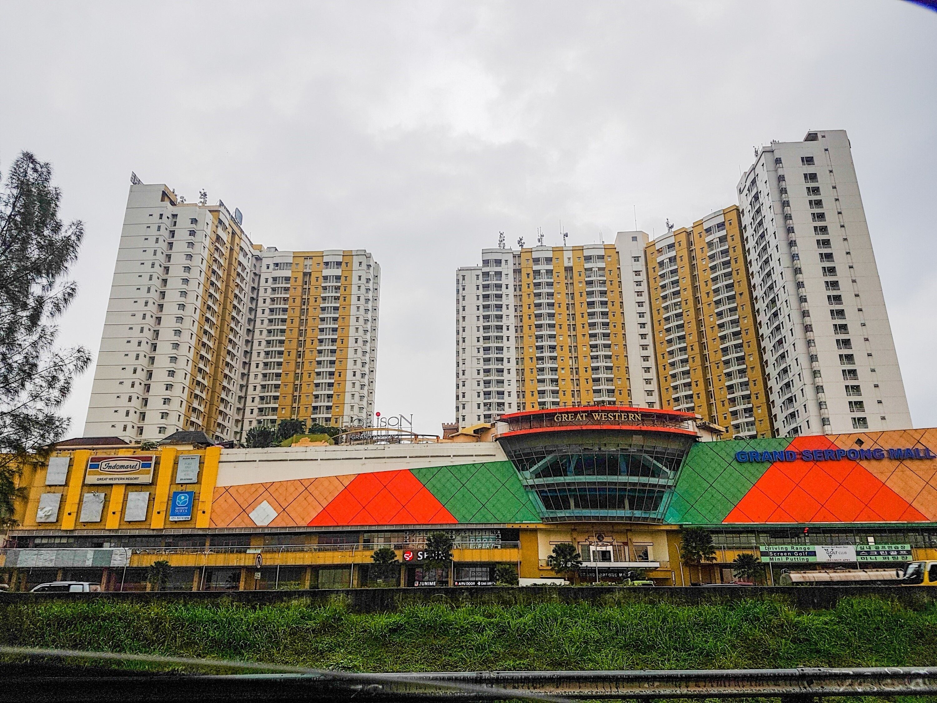 Um edifício com vários andares e uma placa chamativa para 
