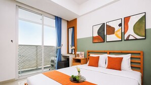 Habitación de hotel con cama, mesita de noche, ventana con cortinas, balcón y arte abstracto en la pared.