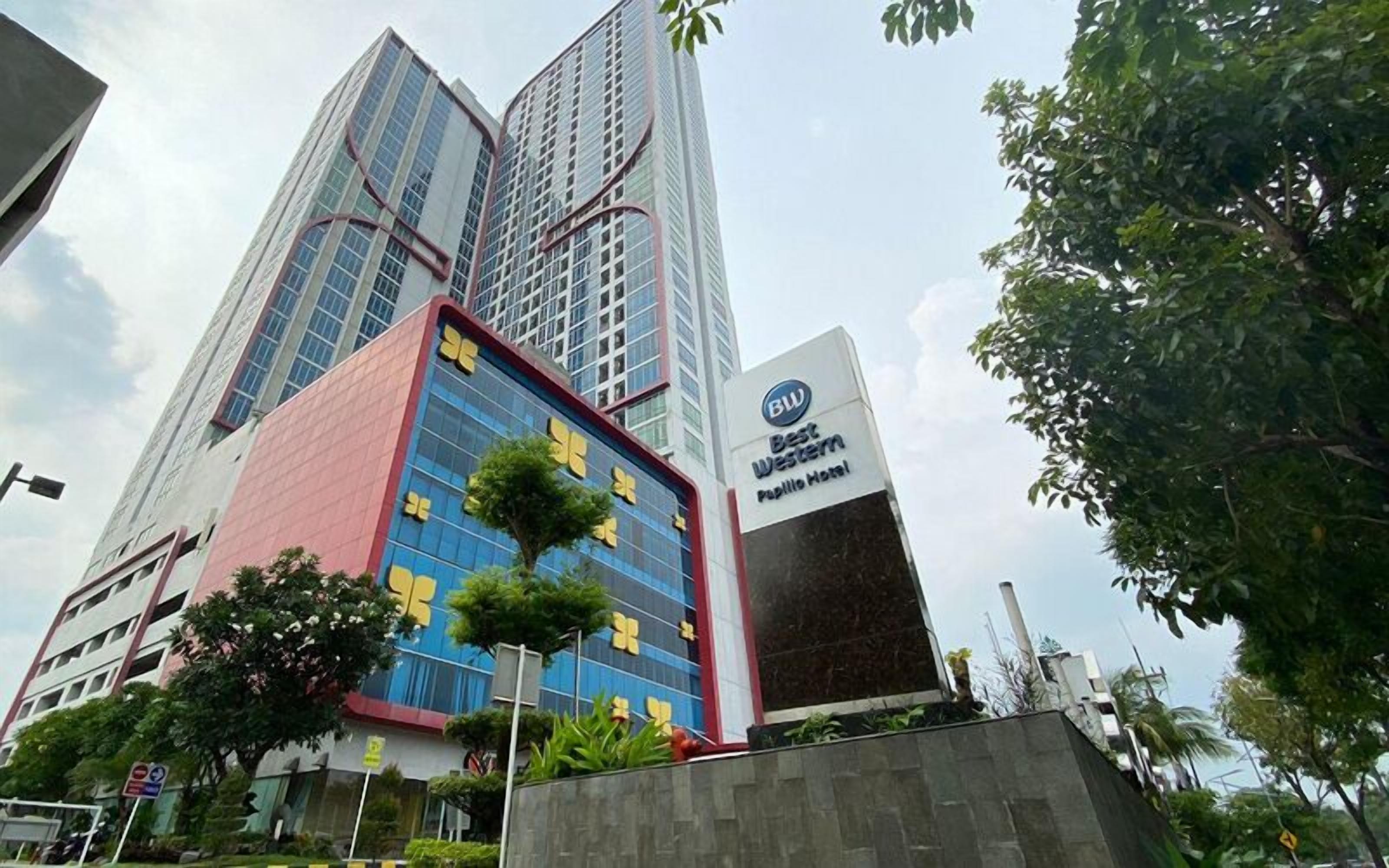 A hotel with a modern design, featuring a prominent Best Western sign and a large glass facade.