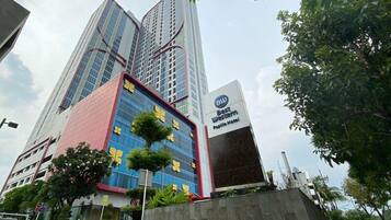 A hotel with a modern design, featuring a prominent Best Western sign and a large glass facade.