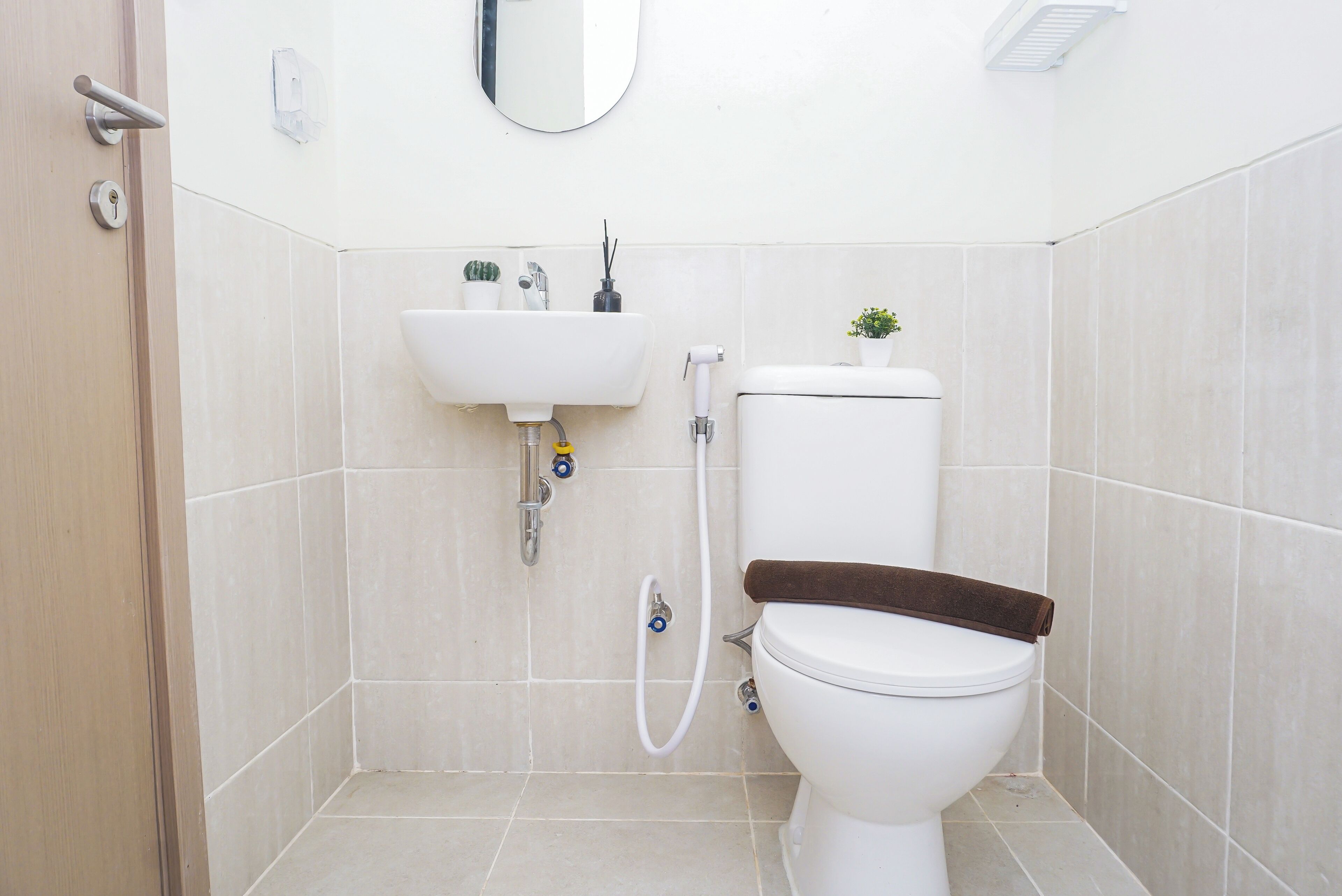 Ein Badezimmer mit Toilette, Waschbecken und Dusche.