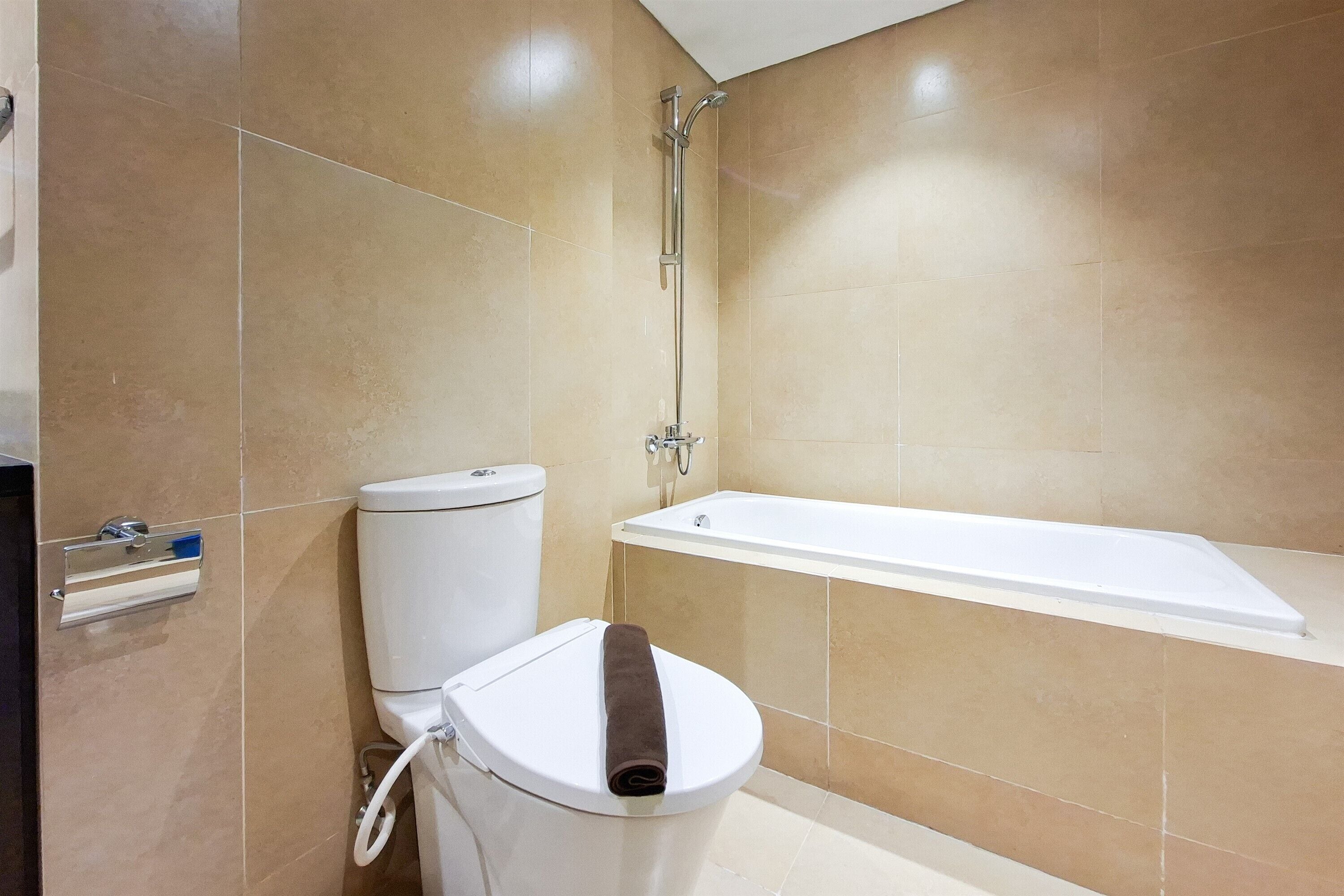 Un baño con inodoro, ducha y bañera.