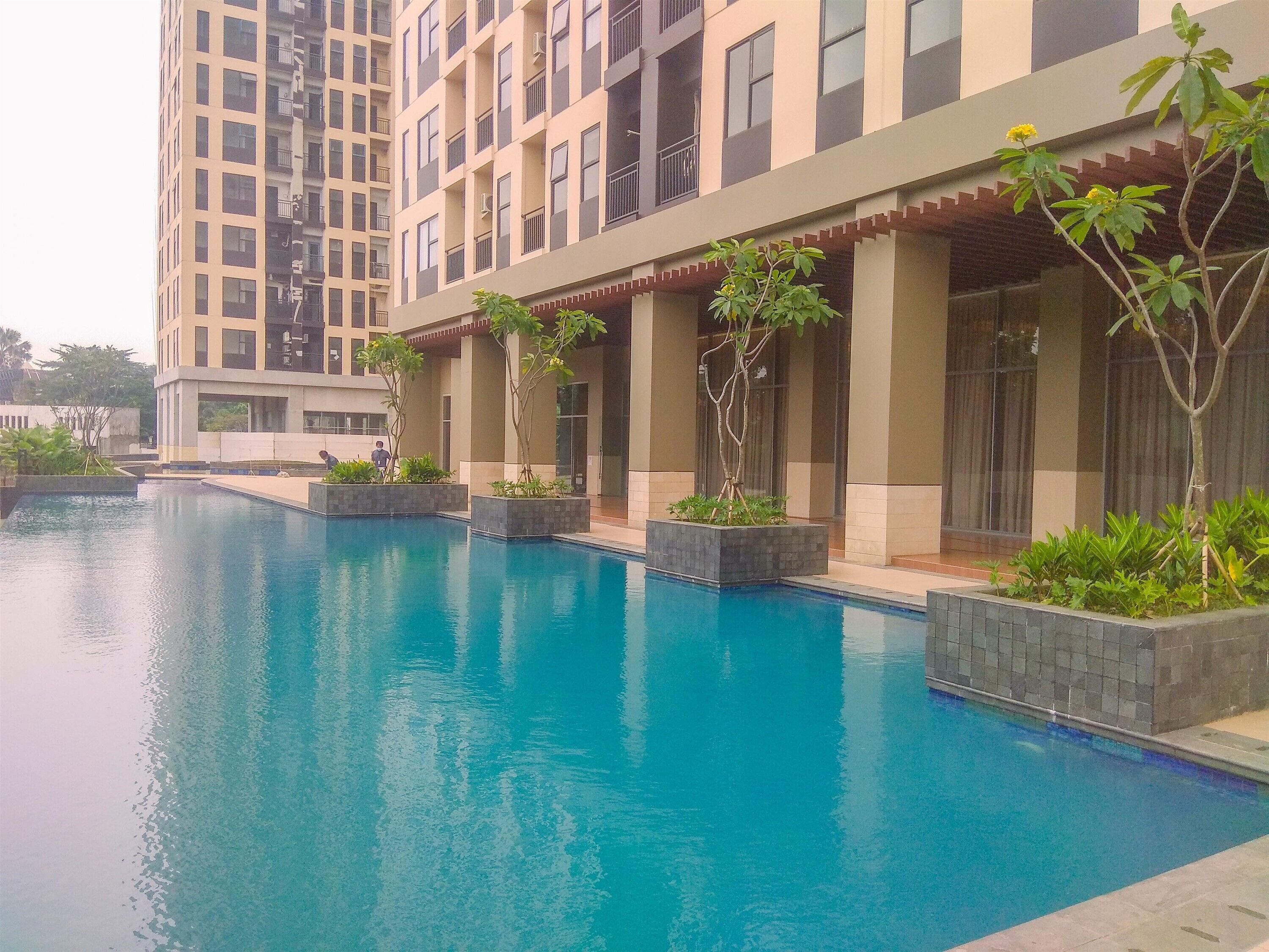 Una piscina al aire libre
