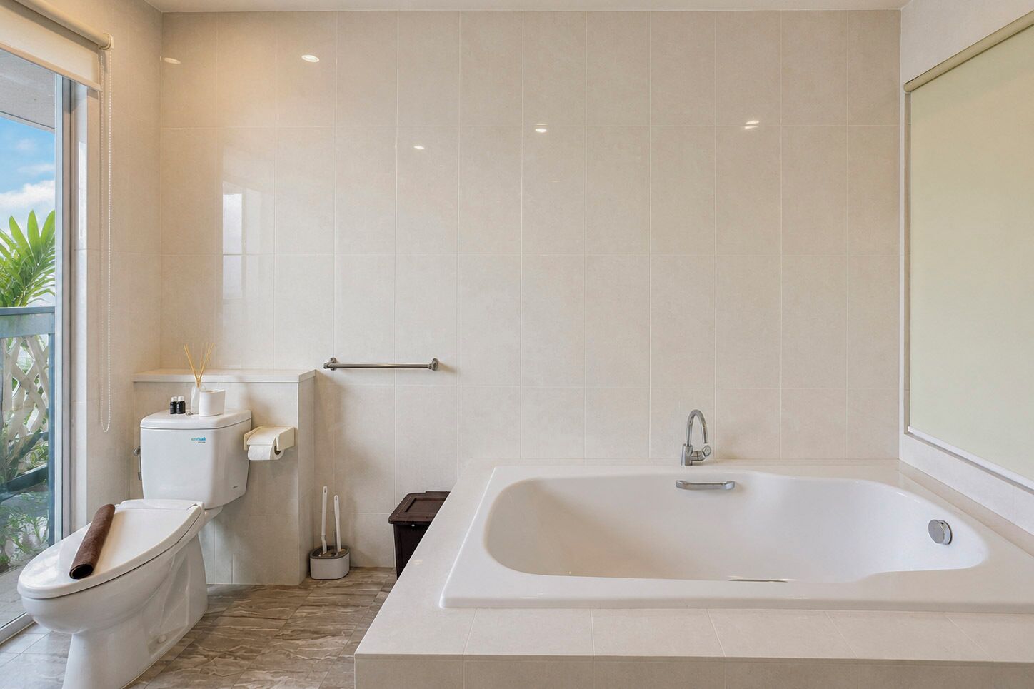 Ein modernes Badezimmer mit einer großen Badewanne, Toilette und Bidet.