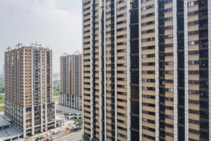 Un immeuble de grande hauteur, doté de nombreux étages, de grandes fenêtres et d’une architecture moderne.