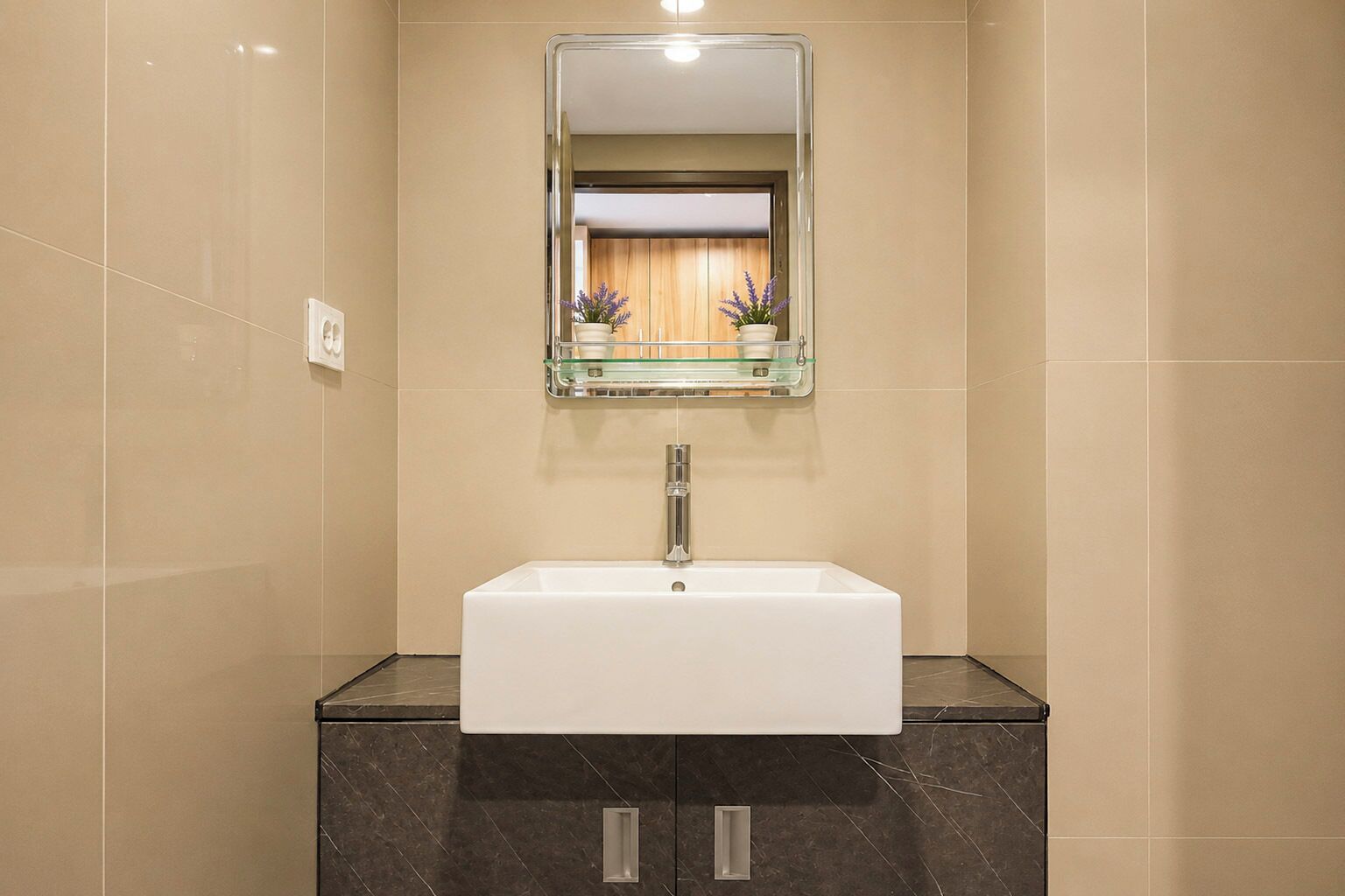 Un baño con un lavamanos blanco, un estante de vidrio arriba y un espejo.
