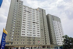 Un edifici d'habitatges de diverses plantes amb nombroses finestres i balcons.