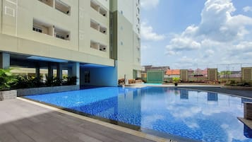 Una piscina al aire libre