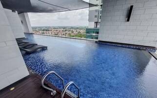 Una piscina interior con vistas al paisaje urbano.