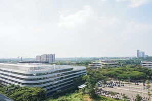 Eine mehrgeschossige Parkgarage mit moderner Gestaltung, umgeben von Grünflächen und Stadtgebäuden.
