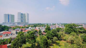 Zona residencial con dos edificios altos, casas variadas y un cementerio.