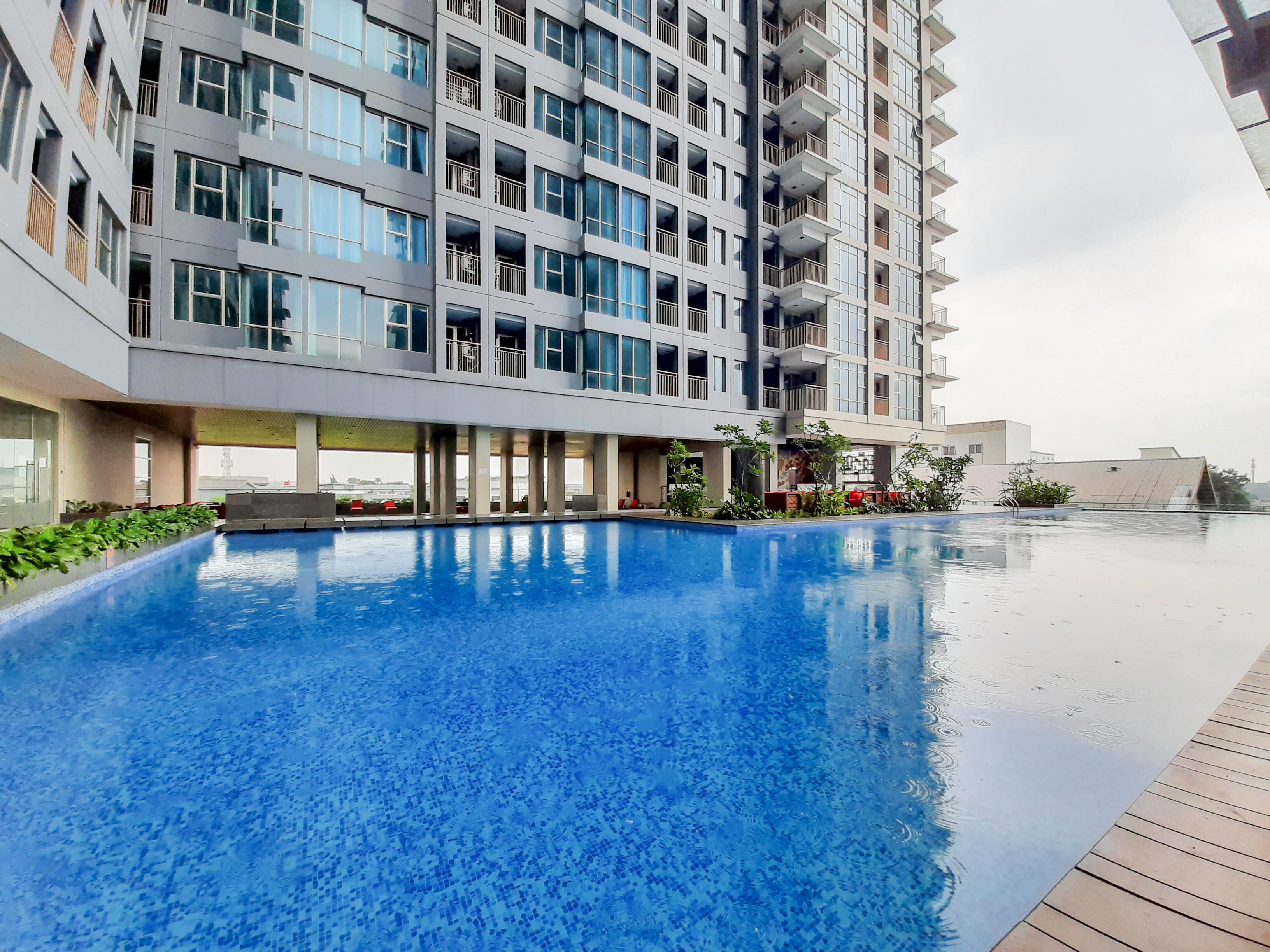 Un edificio moderno con piscina y zona de estar al aire libre.
