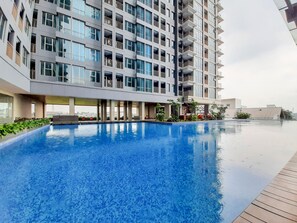 Un edificio moderno con piscina y zona de estar al aire libre.