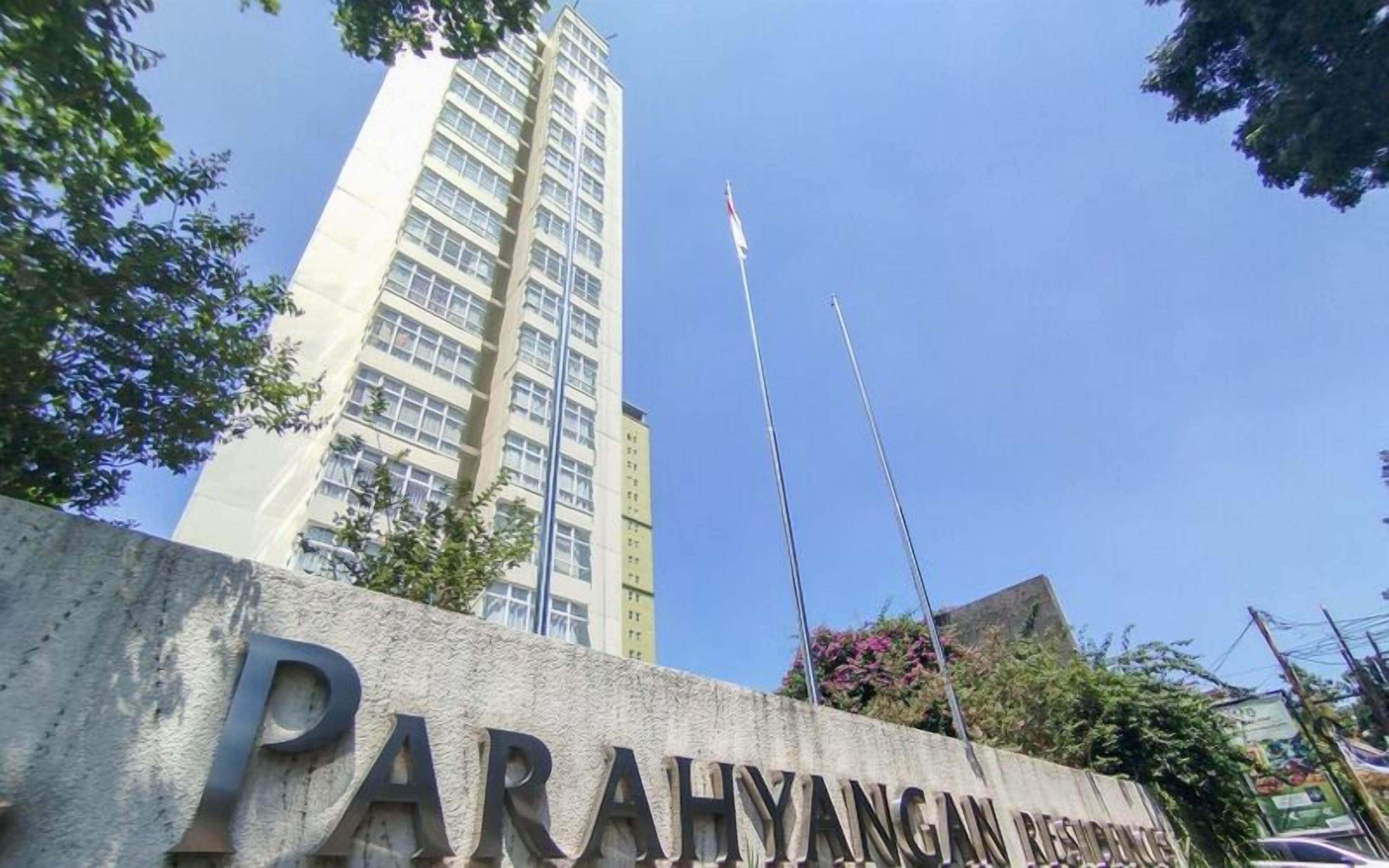 Señal de Parahyangan Residence, con un edificio alto al fondo.