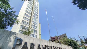 Señal de Parahyangan Residence, con un edificio alto al fondo.