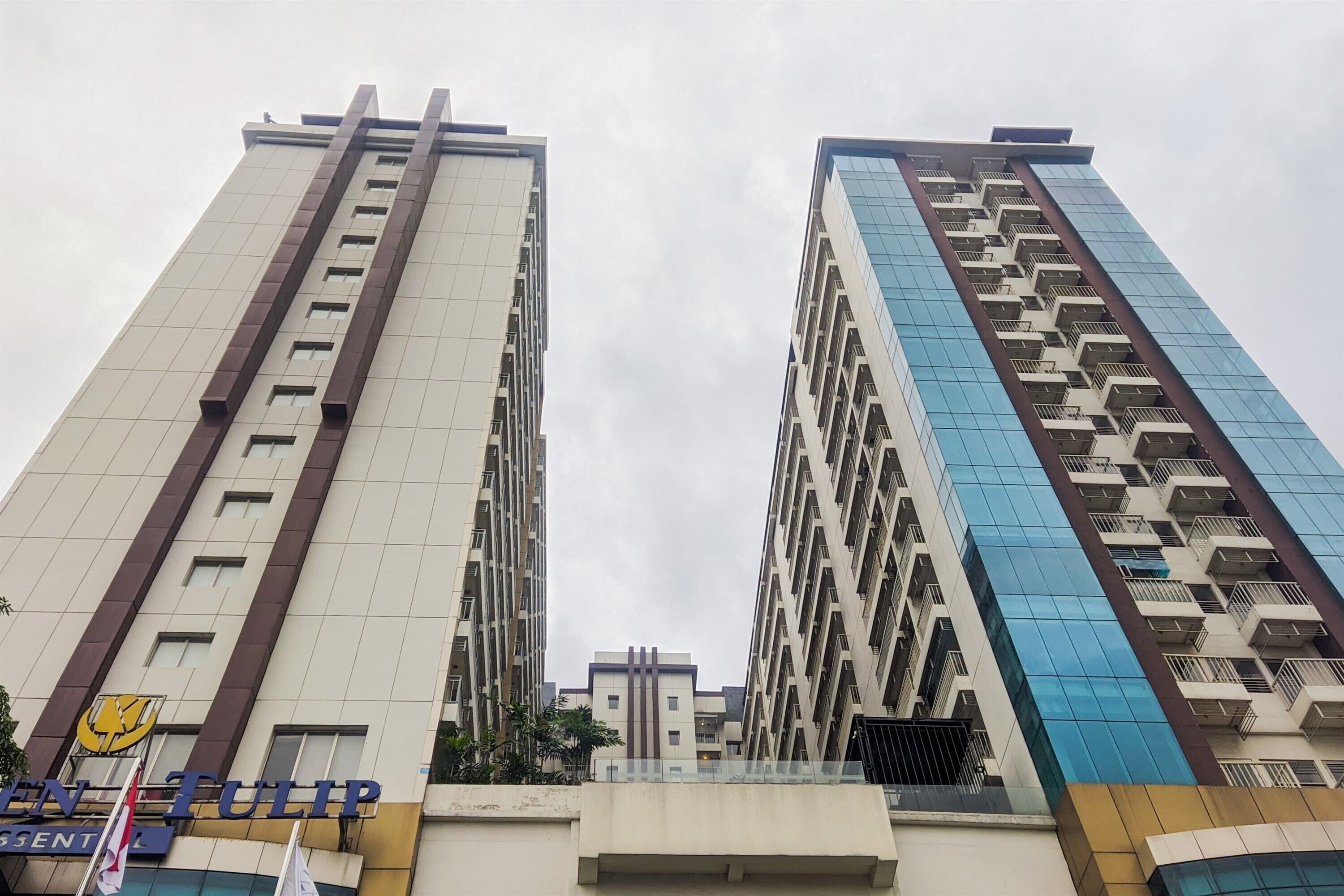 Two high-rise buildings with a central structure between them.
