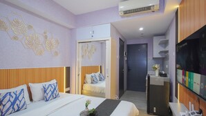 Ein Hotelzimmer mit Bett, Nachttisch und Fernseher.