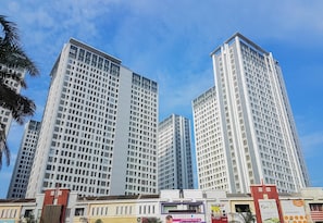 Um edifício moderno de arranha-céu com uma grade de janelas e telhado plano.