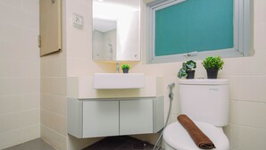 Ein Badezimmer mit Toilette, Waschbecken und Dusche.