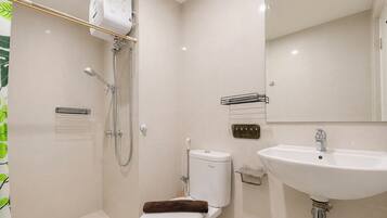 Un baño moderno con inodoro, bidé, ducha y lavamanos.